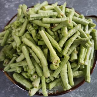 五花肉炒豇豆的做法步骤：1