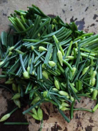 鸡蛋炒韭菜花的做法步骤：2