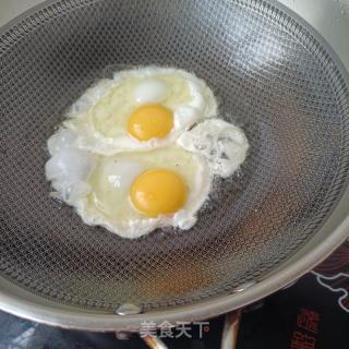 鲜虾煎蛋丝瓜面的做法步骤：6