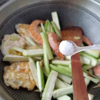 鲜虾煎蛋丝瓜面的做法步骤：11