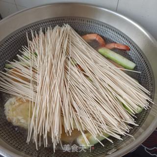 鲜虾煎蛋丝瓜面的做法步骤：13