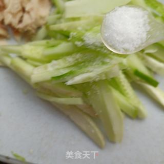 鸡胸肉拌黄瓜条的做法步骤：5