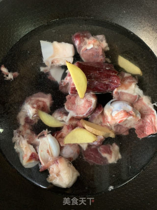 奶白浓郁肉香筒骨玉米胡萝卜汤的做法步骤：1