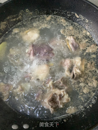 奶白浓郁肉香筒骨玉米胡萝卜汤的做法步骤：2