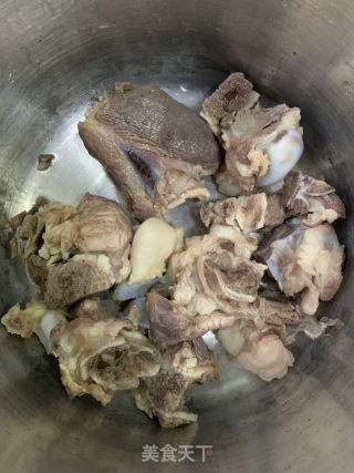 奶白浓郁肉香筒骨玉米胡萝卜汤的做法步骤：3