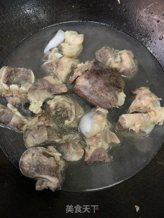 奶白浓郁肉香筒骨玉米胡萝卜汤的做法步骤：5