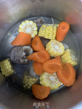 奶白浓郁肉香筒骨玉米胡萝卜汤的做法步骤：6