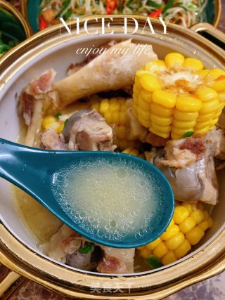 奶白浓郁肉香筒骨玉米胡萝卜汤的做法步骤：8