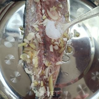 煎青花鱼的做法步骤：4