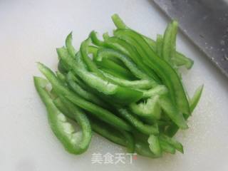 柿子椒炒绿豆芽的做法步骤：2