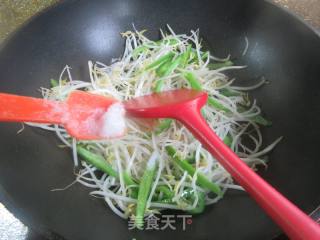 柿子椒炒绿豆芽的做法步骤：5