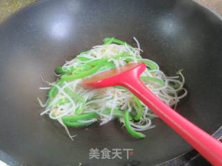 柿子椒炒绿豆芽的做法步骤：6