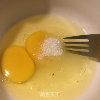 早餐双味蛋饼的做法步骤：1