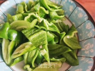 青虾炒辣椒的做法步骤：1