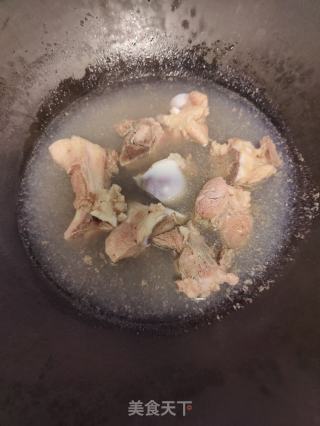 莲藕壮骨汤的做法步骤：2