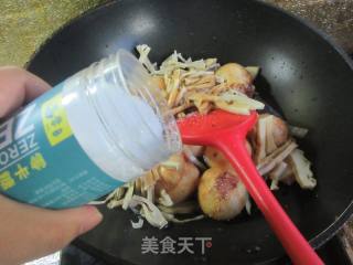 水笋烧油面筋塞肉的做法步骤：11