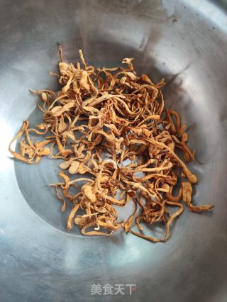 西洋参石斛虫草花炖隔山肉的做法步骤：1