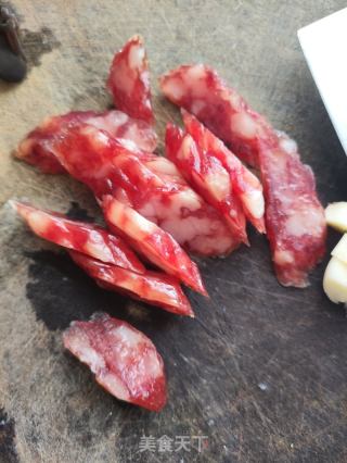 鲜虾腊肠炒灯笼椒的做法步骤：1