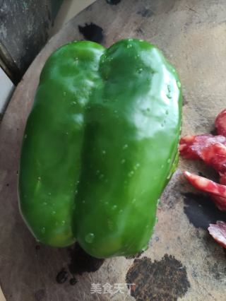 鲜虾腊肠炒灯笼椒的做法步骤：2