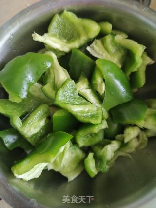 鲜虾腊肠炒灯笼椒的做法步骤：3