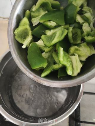 鲜虾腊肠炒灯笼椒的做法步骤：4