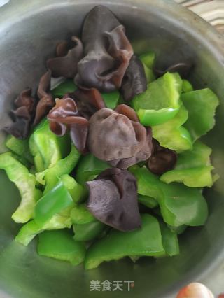 鲜虾腊肠炒灯笼椒的做法步骤：7