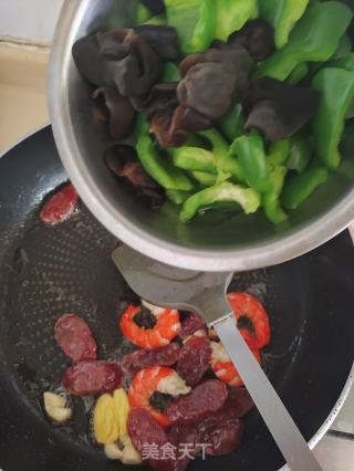 鲜虾腊肠炒灯笼椒的做法步骤：8