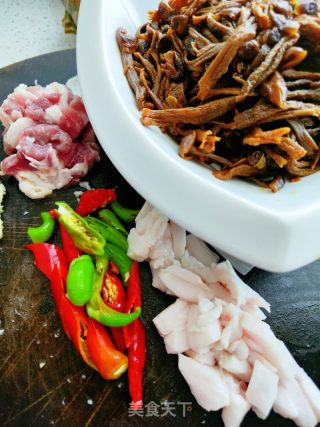 鹿角菇炒肉的做法步骤：2