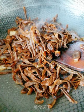 鹿角菇炒肉的做法步骤：6