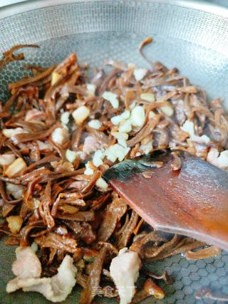 鹿角菇炒肉的做法步骤：7