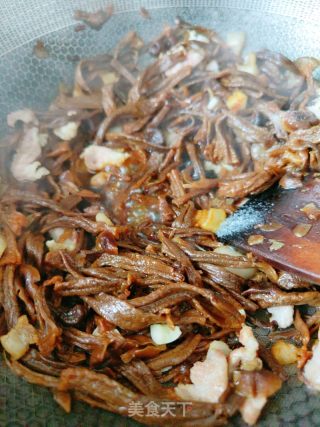 鹿角菇炒肉的做法步骤：8