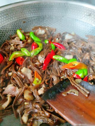 鹿角菇炒肉的做法步骤：9
