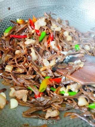 鹿角菇炒肉的做法步骤：11