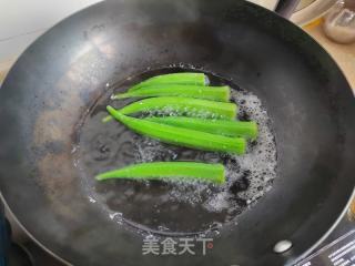 洋葱秋葵炒蛋的做法步骤：2