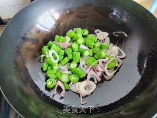 洋葱秋葵炒蛋的做法步骤：8