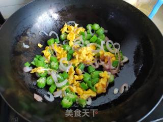 洋葱秋葵炒蛋的做法步骤：9
