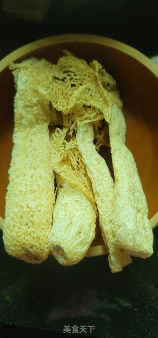 大筒子骨竹荪汤的做法步骤：2