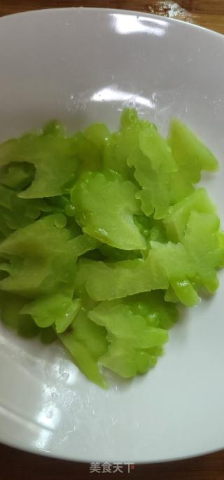 鱿鱼拌苦瓜的做法步骤：9
