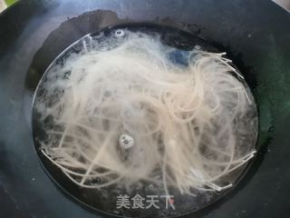 鸡蛋肉丝汤面的做法步骤：1