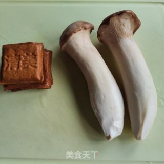 香干烧杏鲍菇的做法步骤：1