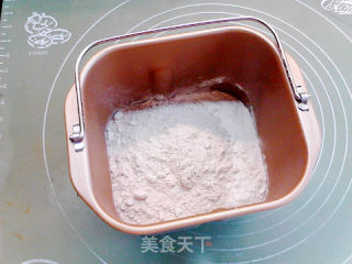 葡萄干蜂蜜裸麦土司的做法步骤：2