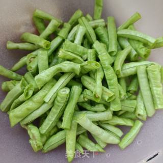 豇豆角炖腊鱼的做法步骤：1