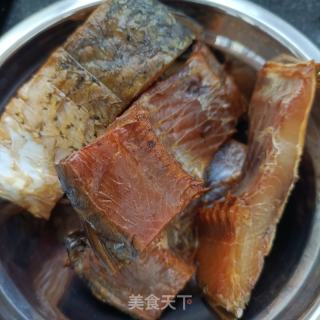 豇豆角炖腊鱼的做法步骤：2
