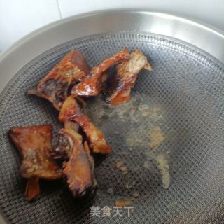 豇豆角炖腊鱼的做法步骤：7