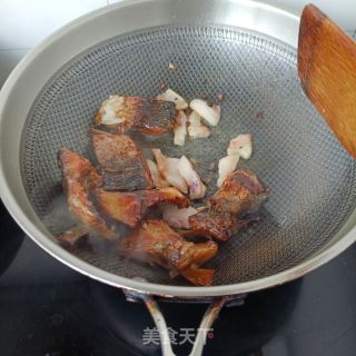 豇豆角炖腊鱼的做法步骤：9
