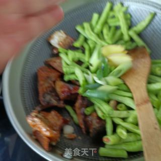 豇豆角炖腊鱼的做法步骤：10