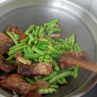 豇豆角炖腊鱼的做法步骤：12