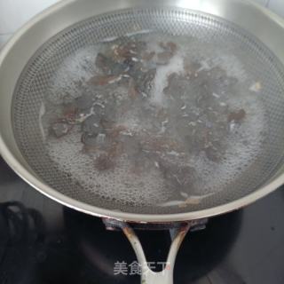 韭苔木耳炒蛋的做法步骤：1