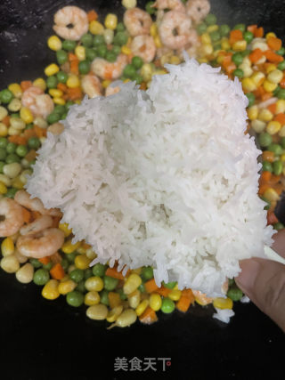 时蔬虾仁炒饭的做法步骤：11