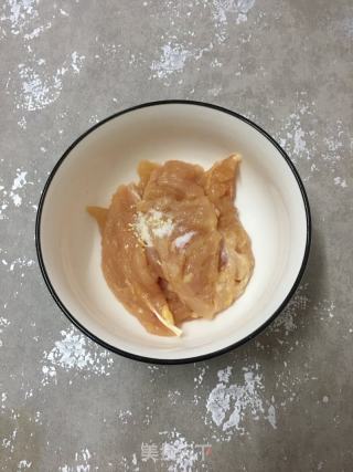 香煎鸡胸肉的做法步骤：2